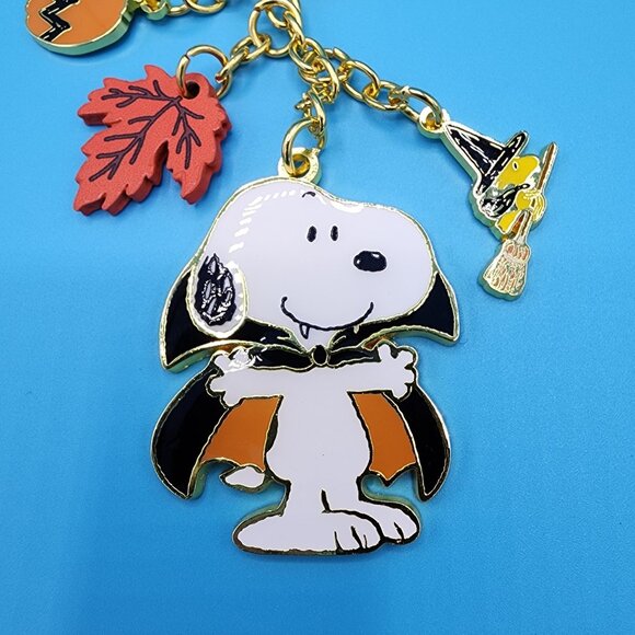 Loungefly Peanuts Snoopy & Woodstock Vampire Halloween Fall Keychain Charm NEW - Picture 4 of 11